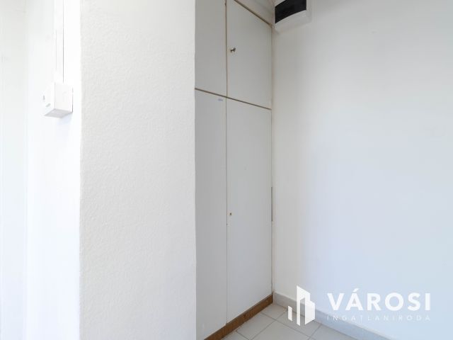 48 m2-es, két helyiséges, teakonyhás, 2.emeleti iroda