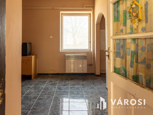 Vidéki hangulatú felújítandó családi ház Tinnyén.