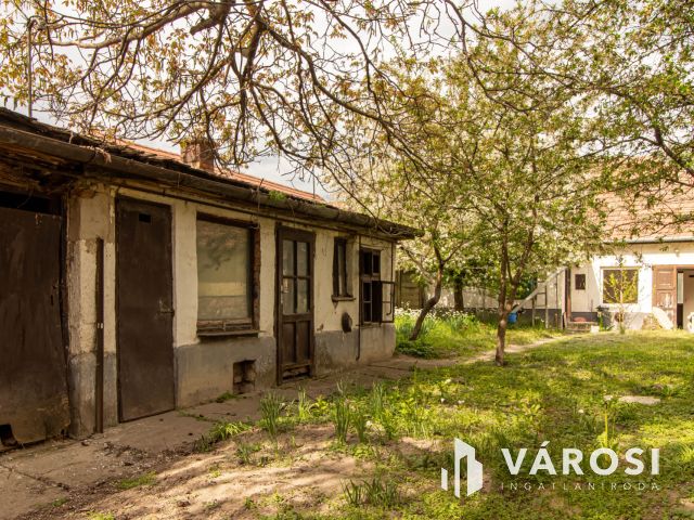 Vidéki hangulatú felújítandó családi ház Tinnyén.