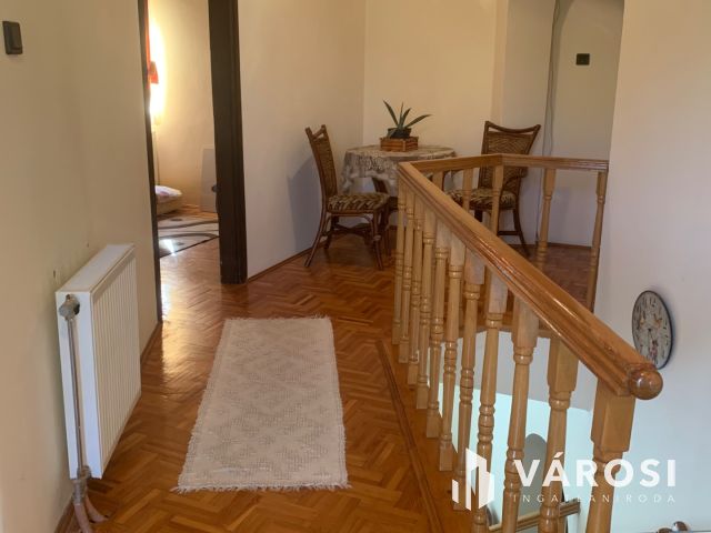 Nyiregyháza belvárosában bájos sorház ,üzlettel eladó