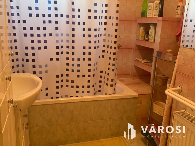 Nyiregyháza belvárosában bájos sorház ,üzlettel eladó