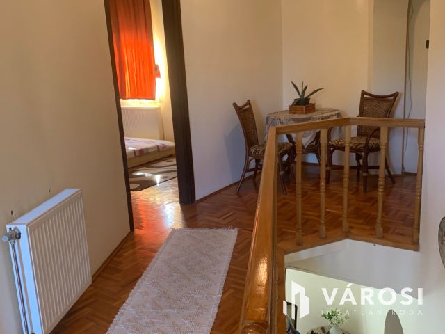 Nyiregyháza belvárosában bájos sorház ,üzlettel eladó