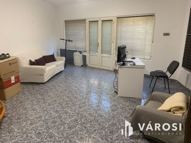 Nyiregyháza belvárosában bájos sorház ,üzlettel eladó