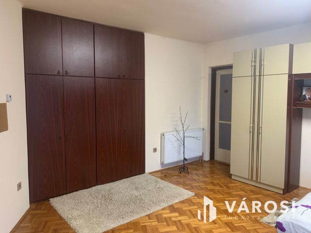 Nyiregyháza belvárosában bájos sorház ,üzlettel eladó