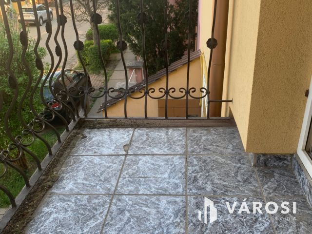 Nyiregyháza belvárosában bájos sorház ,üzlettel eladó