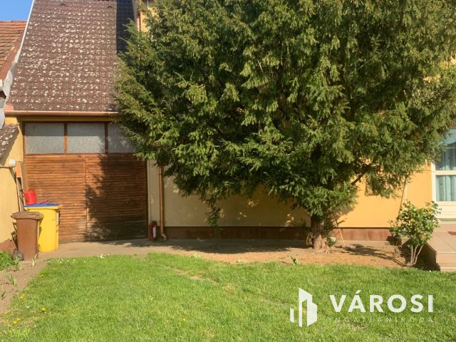 Nyiregyháza belvárosában bájos sorház ,üzlettel eladó