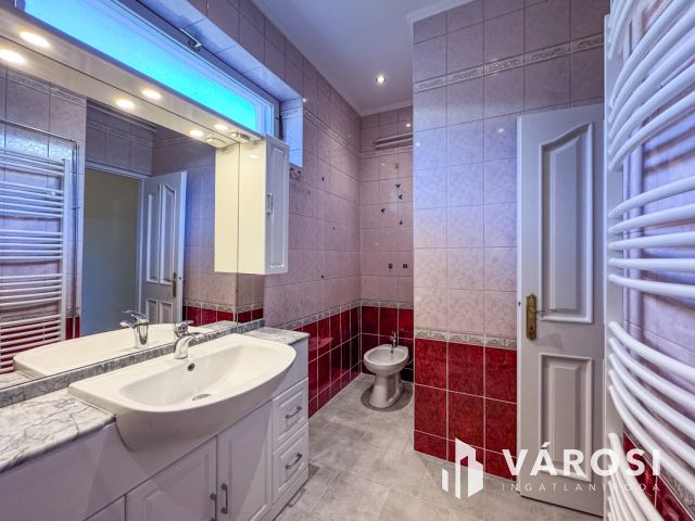 Napfényes belvárosi ház mindenhez közel