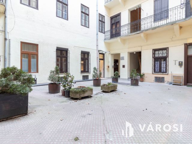 A Nyugati szomszédságában, csendes házban, felújított lakás