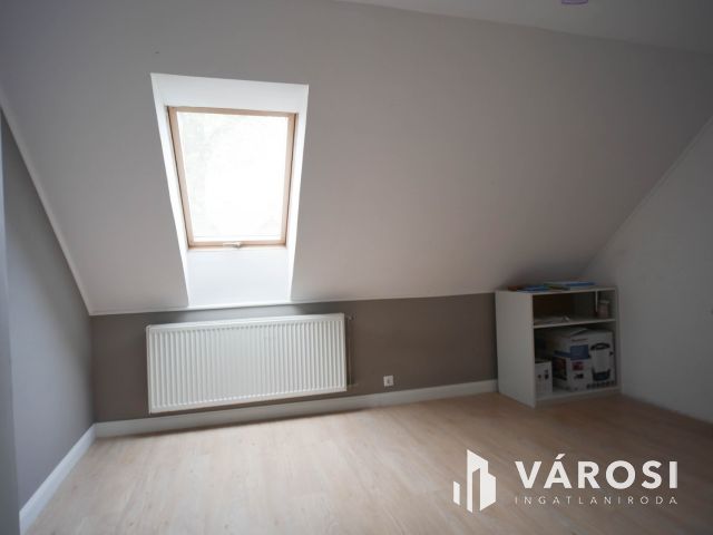 Csendes, kertvárosi otthon nagy telek, felújított ház.