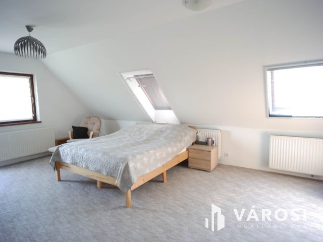 Csendes, kertvárosi otthon nagy telek, felújított ház.