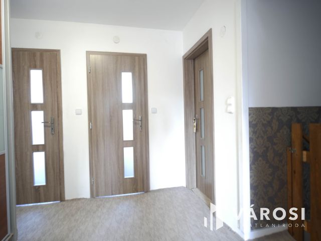 Csendes, kertvárosi otthon nagy telek, felújított ház.