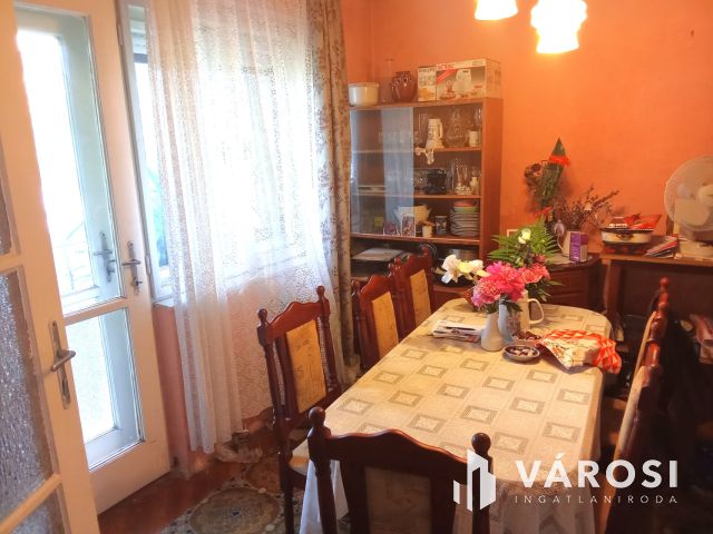 2,5 szobás, ikerházfél, telekkel, garázzsal, melléképülettel