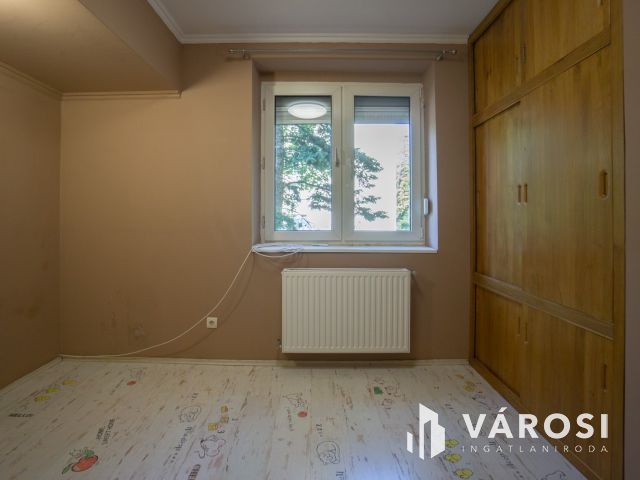 Azonnal költözhető belvárosi, erkélyes lakás