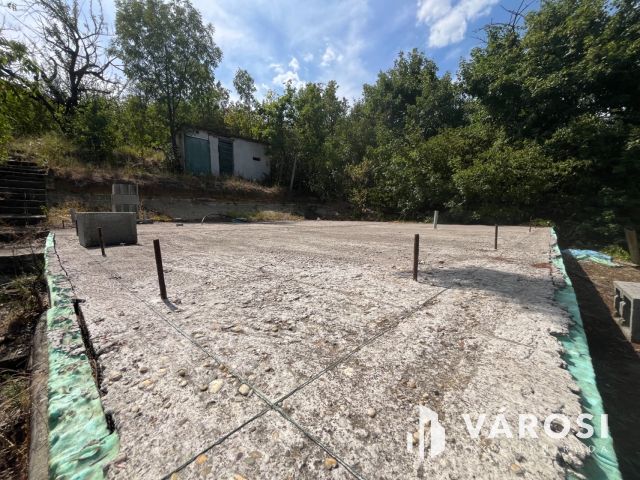 Megkezdett építkezéssel apnorámás telek Pomázon!