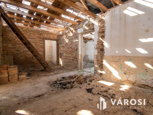 Péren összközműves, átépítés alatt álló családi ház eladó