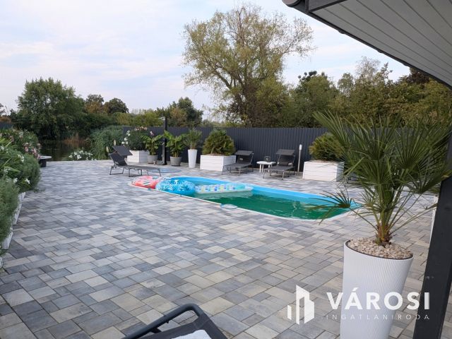 Felújított vízparti nyaraló sok-sok extrával!