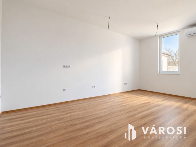 Világos 3 szobás lakás Rákoscsabán autóbeállóval